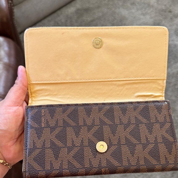 Michael Kors Signature Brown Key Holder - Picture 2 of 6